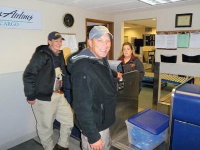 Aufgabe unserer Lachse f�r den Weitertransport nach Anchorage.