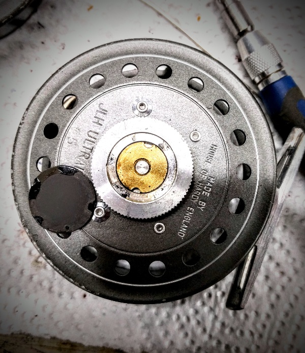 Unter dem Deckel verbirgt sich die Mechanik