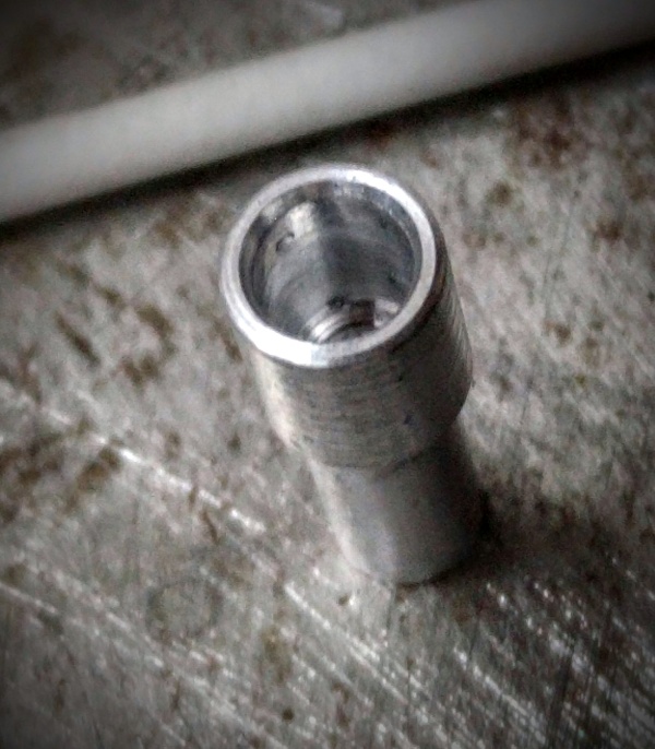 Der Adapter mit der Aufnahme für den "Originalstummel"