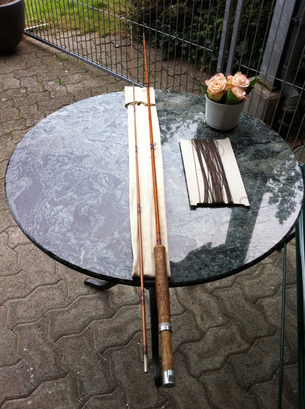 Gesamtansicht mit Futteral und Seidenschnur
