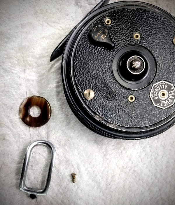 Original Lineguard, die Schraube mit "englischem" Gewinde, und eine gebänderte, dunkle Achatscheibe