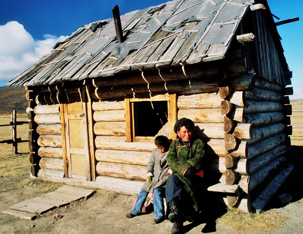 Fährmann am Fluss wartet auf Kundschaft