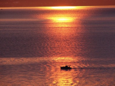 Fischerboot im Sonnenaufgang Kvarnerbucht Lovran