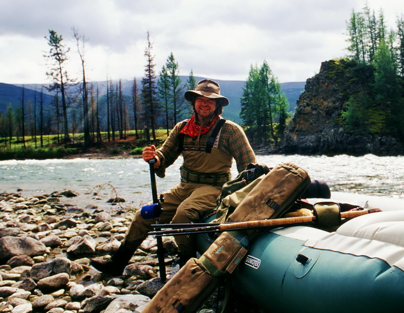 Auf Flussfahrt an nie befischten Revieren des wilden Flusses