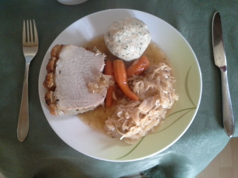 Dazu gab es heute: Schweinsbraten mit Semmlknödel & Kraut